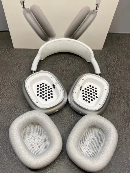 Apple AirPods Max Silver Over-Ear Headphones - 10