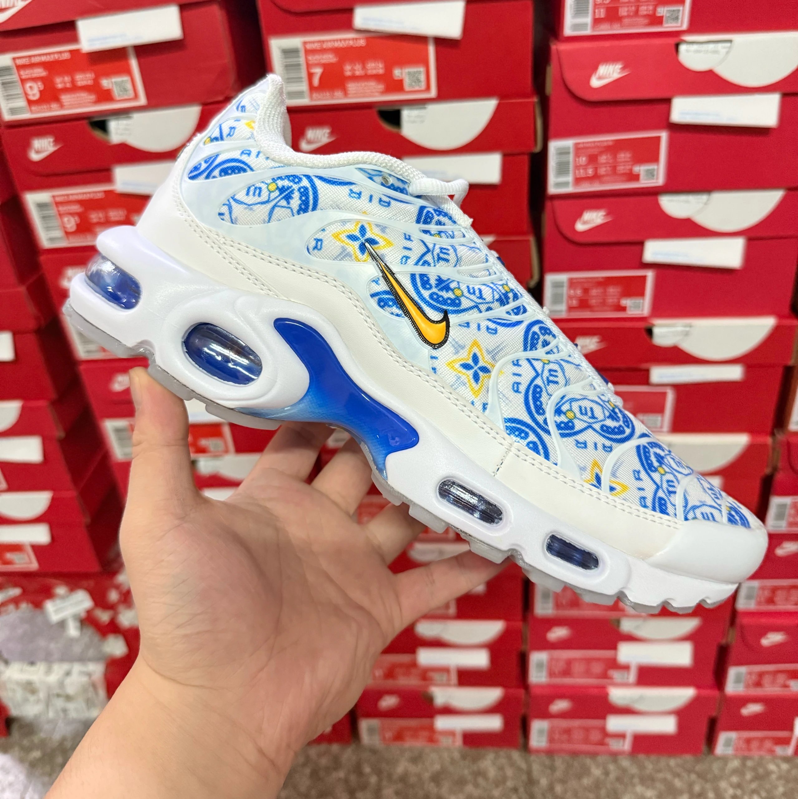 VT Batch - White/Blue Floral Print