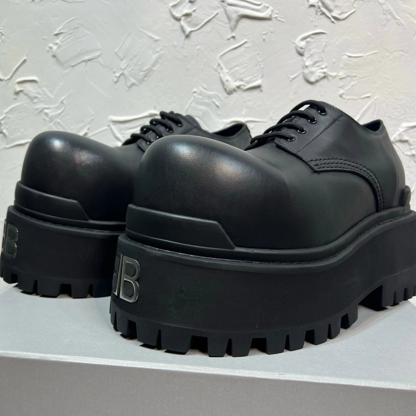 Big head thick soled metal leather shoes