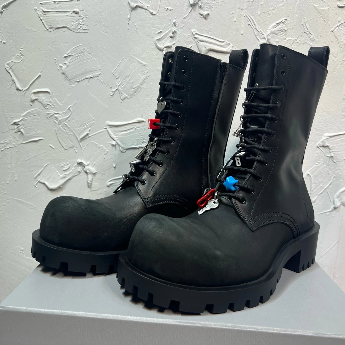 Big head pendant boots