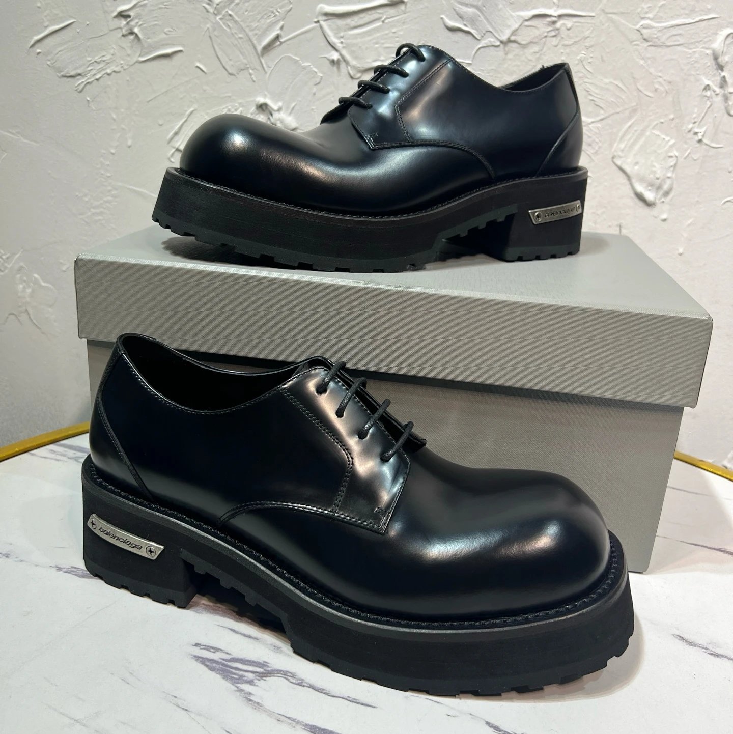 Iron standard big toe leather shoes
