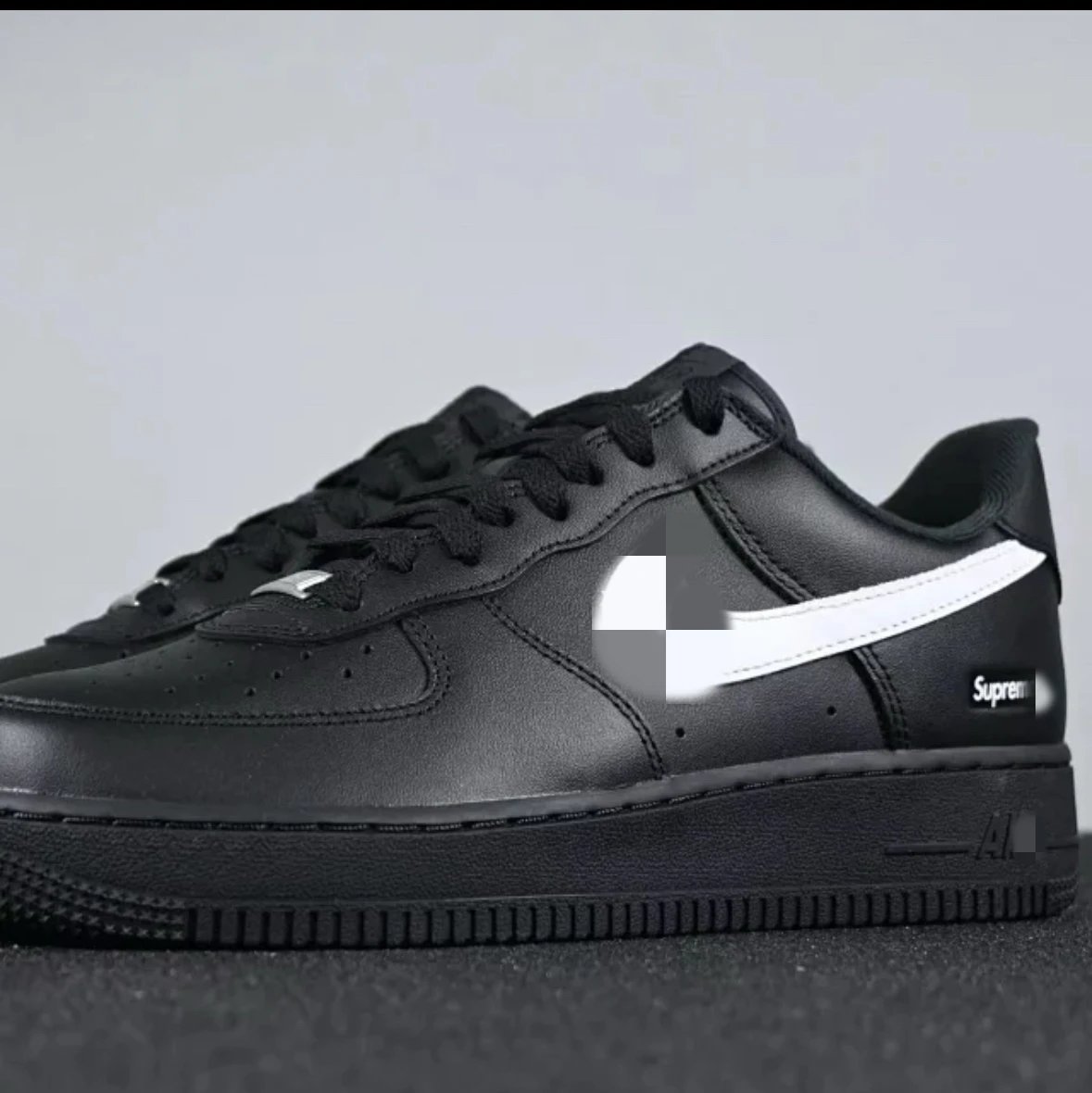 SUPREME Black White