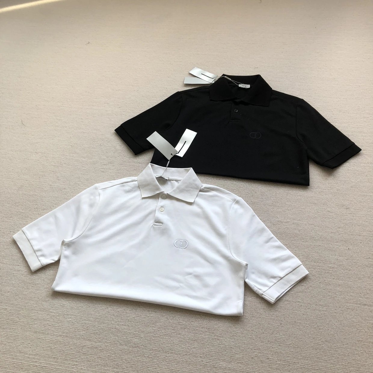 Buy two pieces and get 10 more off. High quality Di CD embroidery small label, red cotton short sleeved polo shirt, unisex, couple