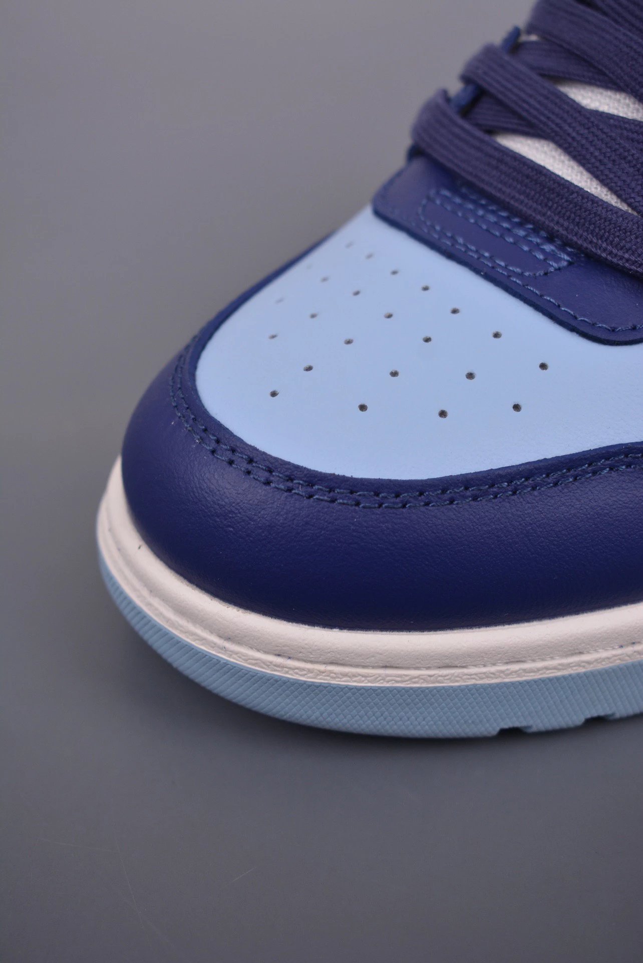 Off-White Arrow Low Blue and White Sneakers - 26