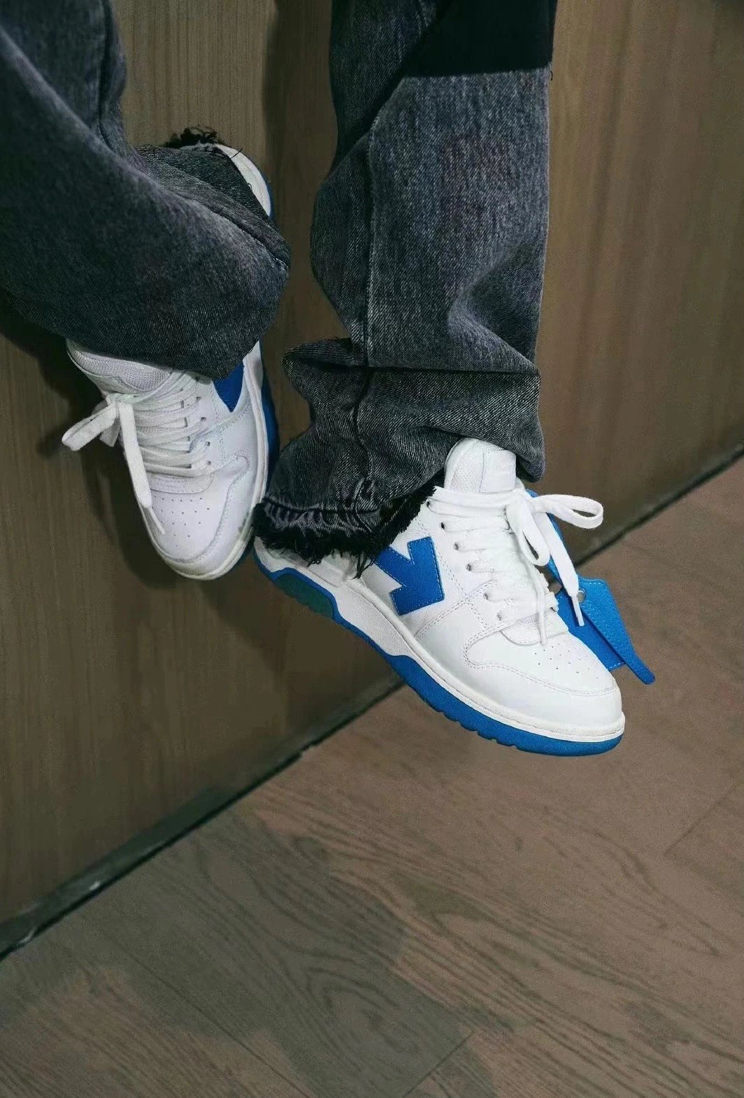 Off-White Arrow Low Blue and White Sneakers - 81