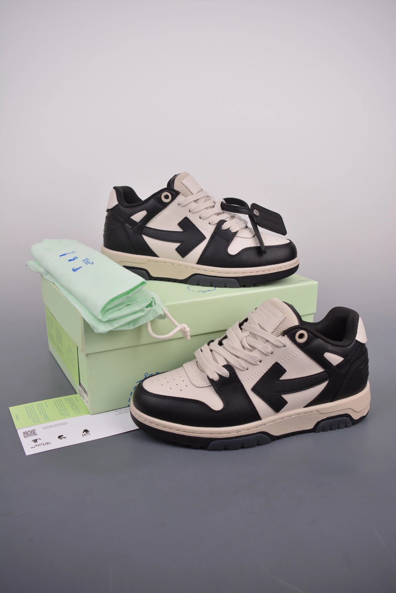 Off-White Arrow Low Blue and White Sneakers - 39