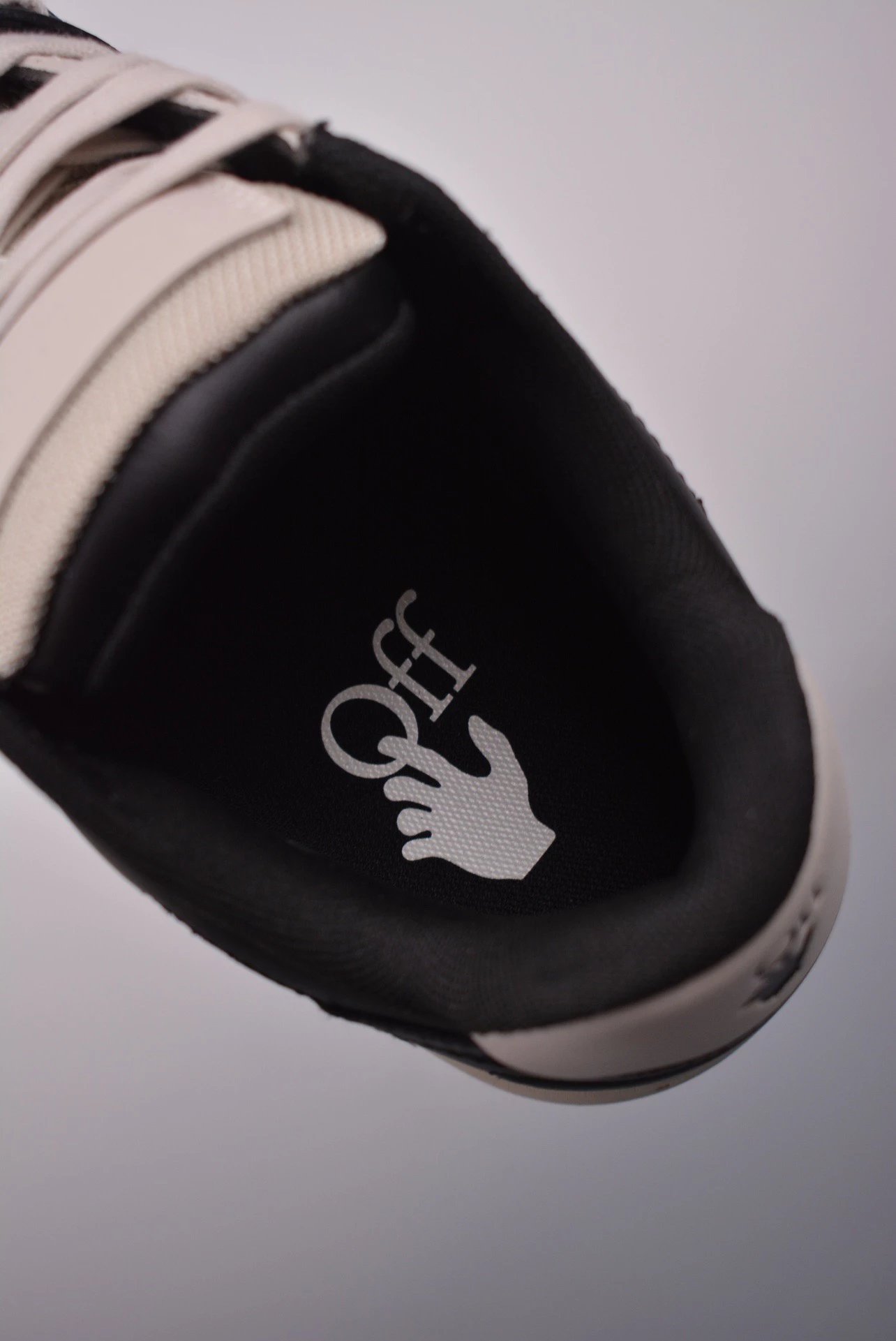 Off-White Arrow Low Blue and White Sneakers - 38