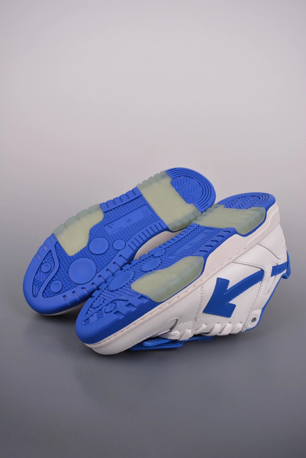 Off-White Arrow Low Blue and White Sneakers - 78