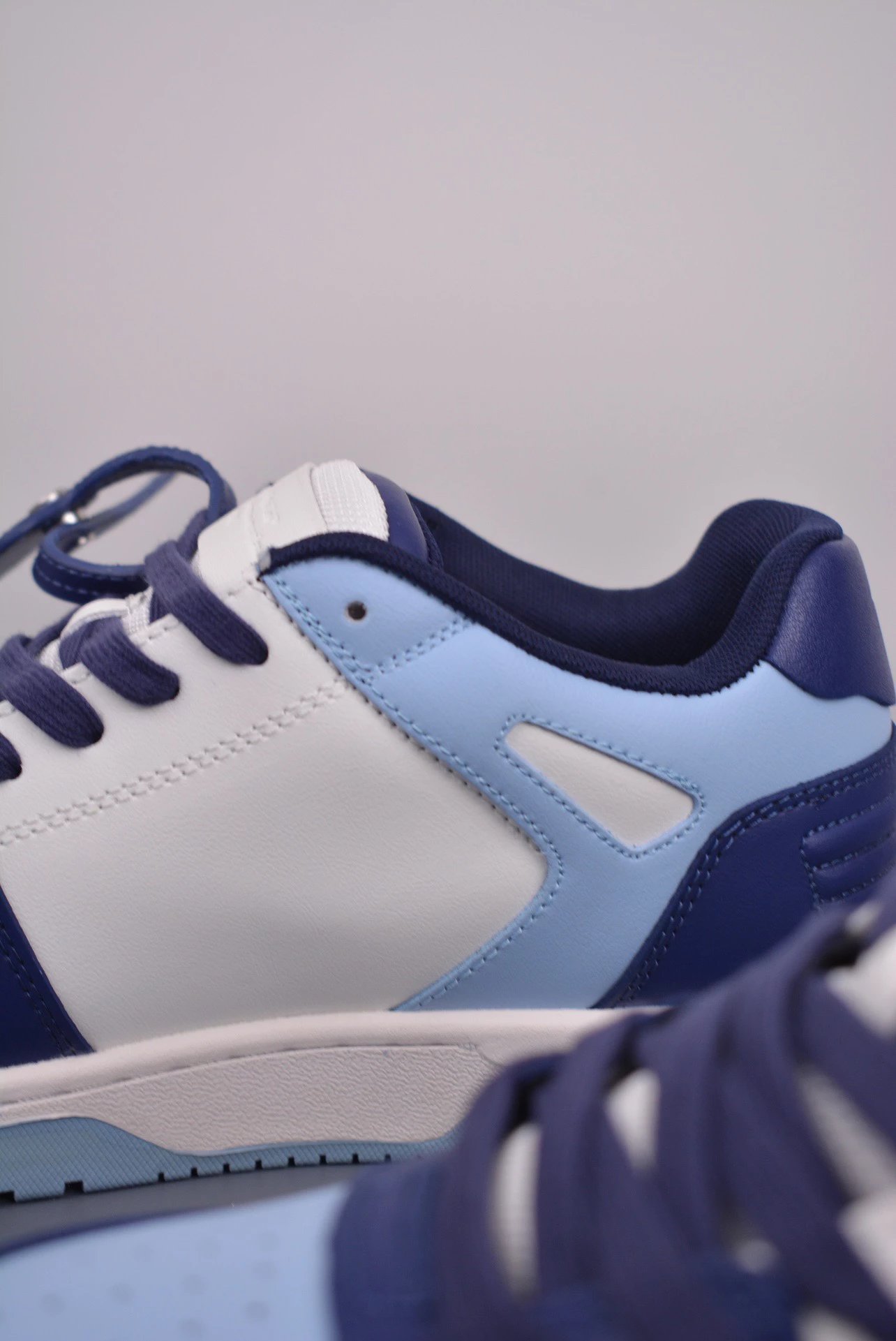 Off-White Arrow Low Blue and White Sneakers - 28