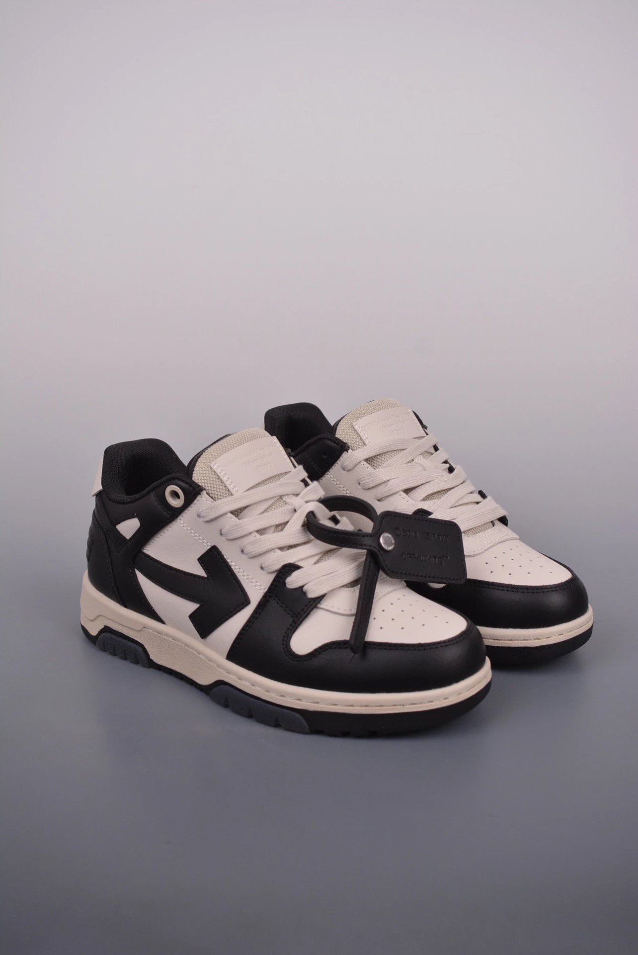 Off-White Arrow Low Blue and White Sneakers - 31