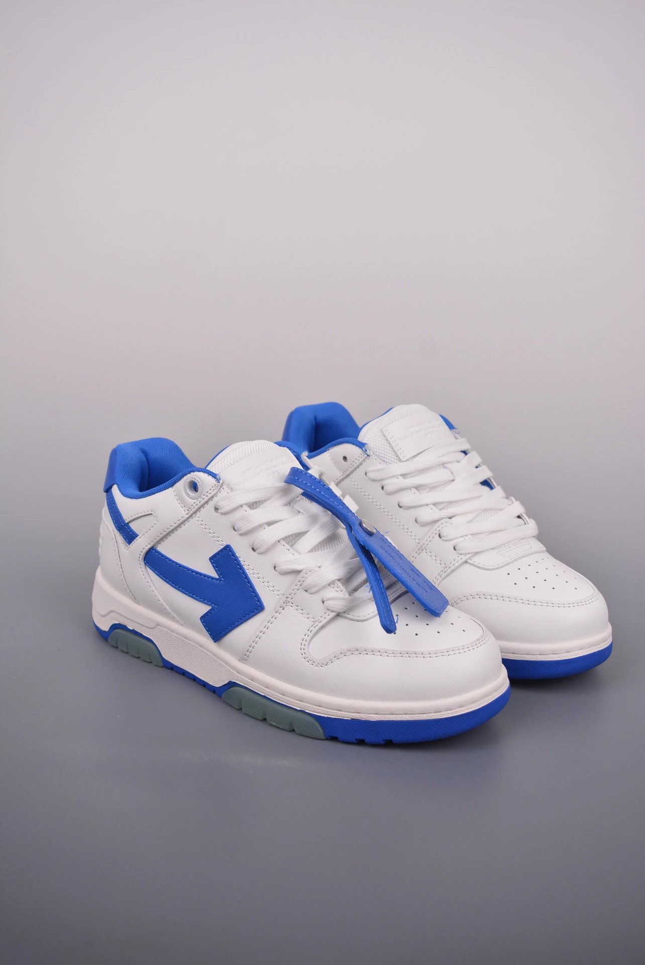 Off-White Arrow Low Blue and White Sneakers - 76