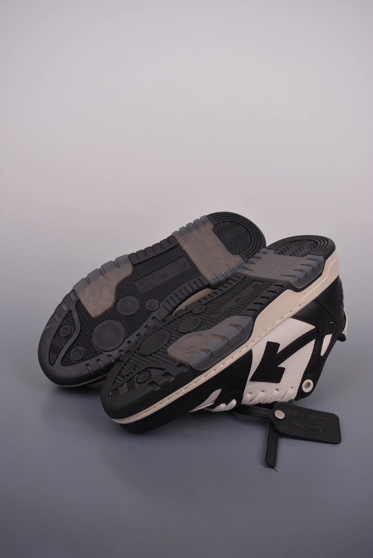 Off-White Arrow Low Blue and White Sneakers - 33