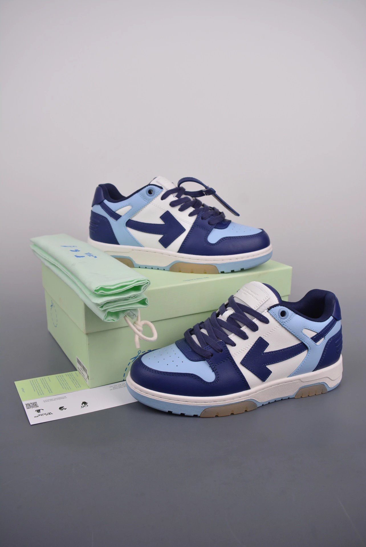 Off-White Arrow Low Blue and White Sneakers - 30