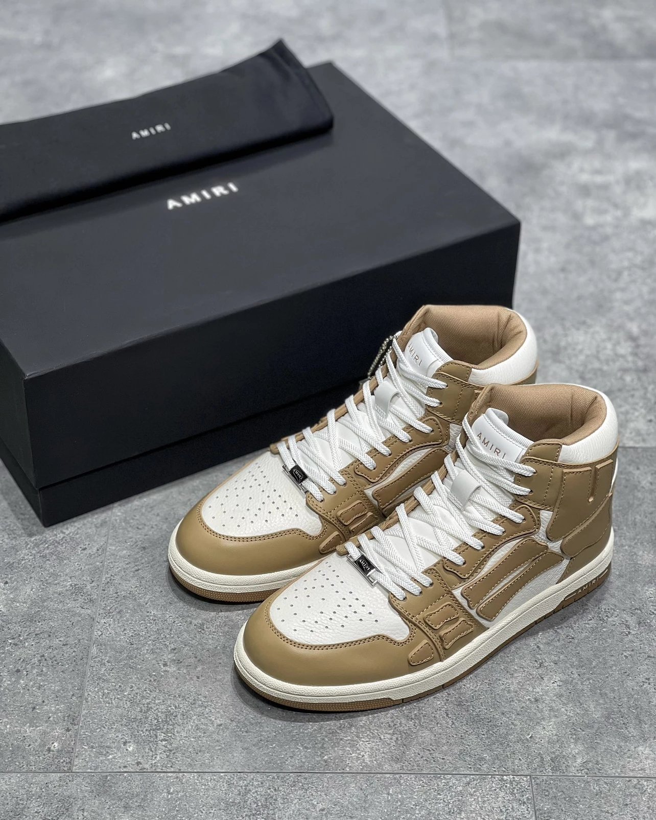 A SNEAKERS  3