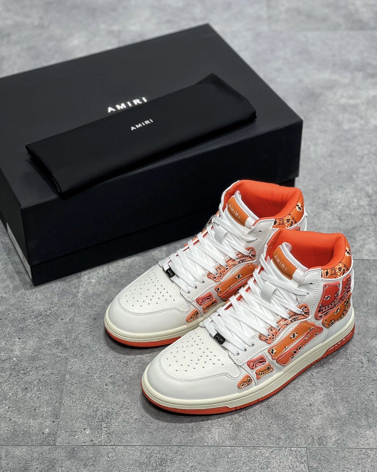 A SNEAKERS  7