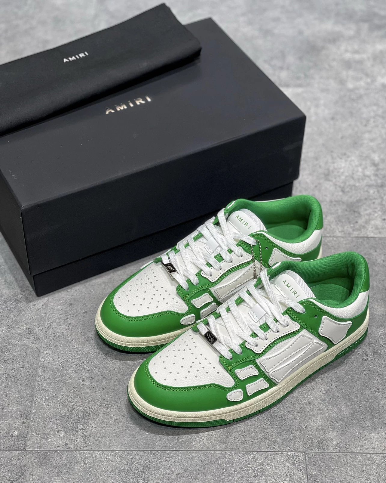 A SNEAKERS  9