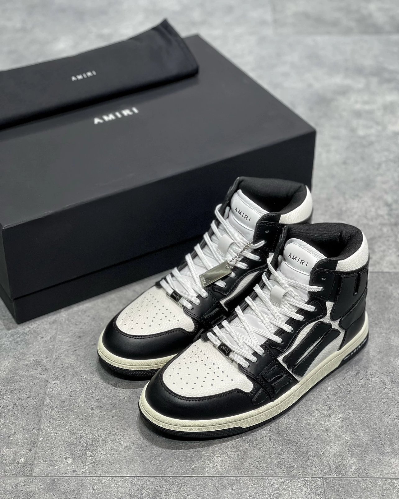 A SNEAKERS  2