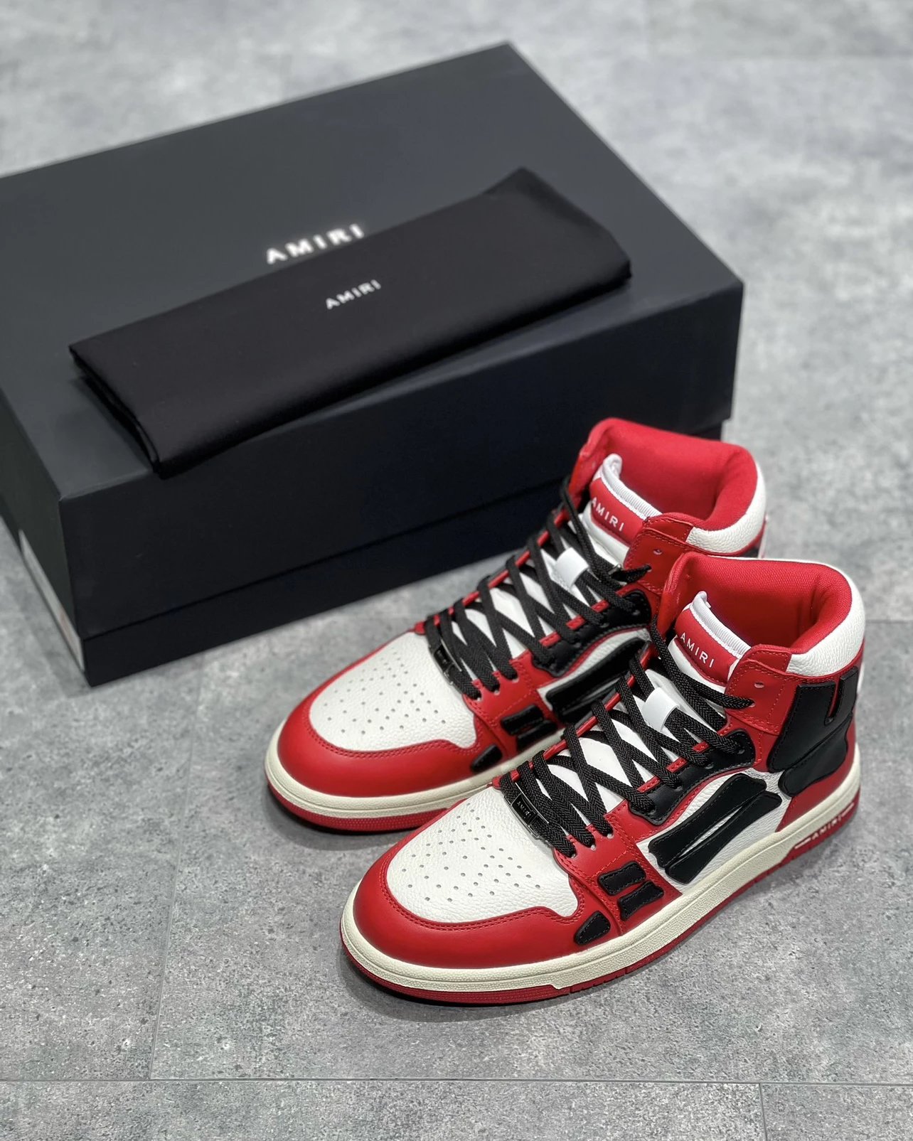 A SNEAKERS  1