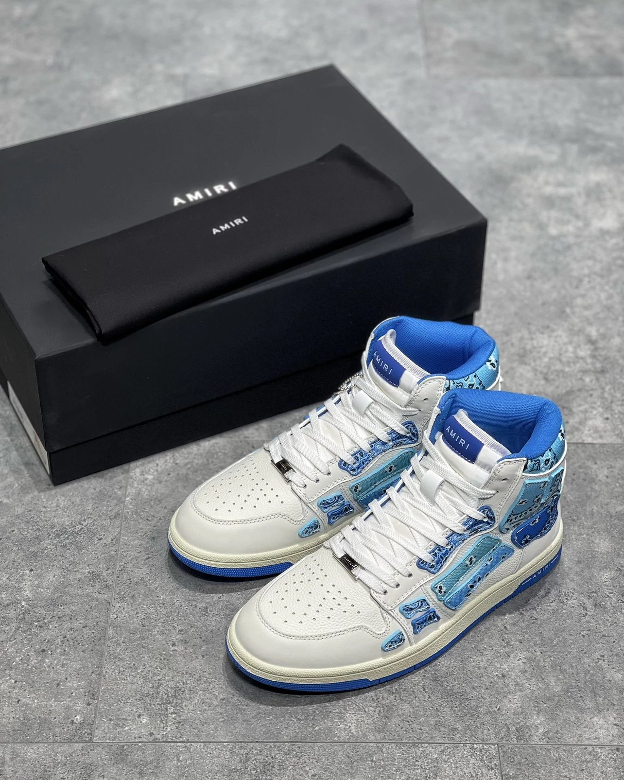 A SNEAKERS  6