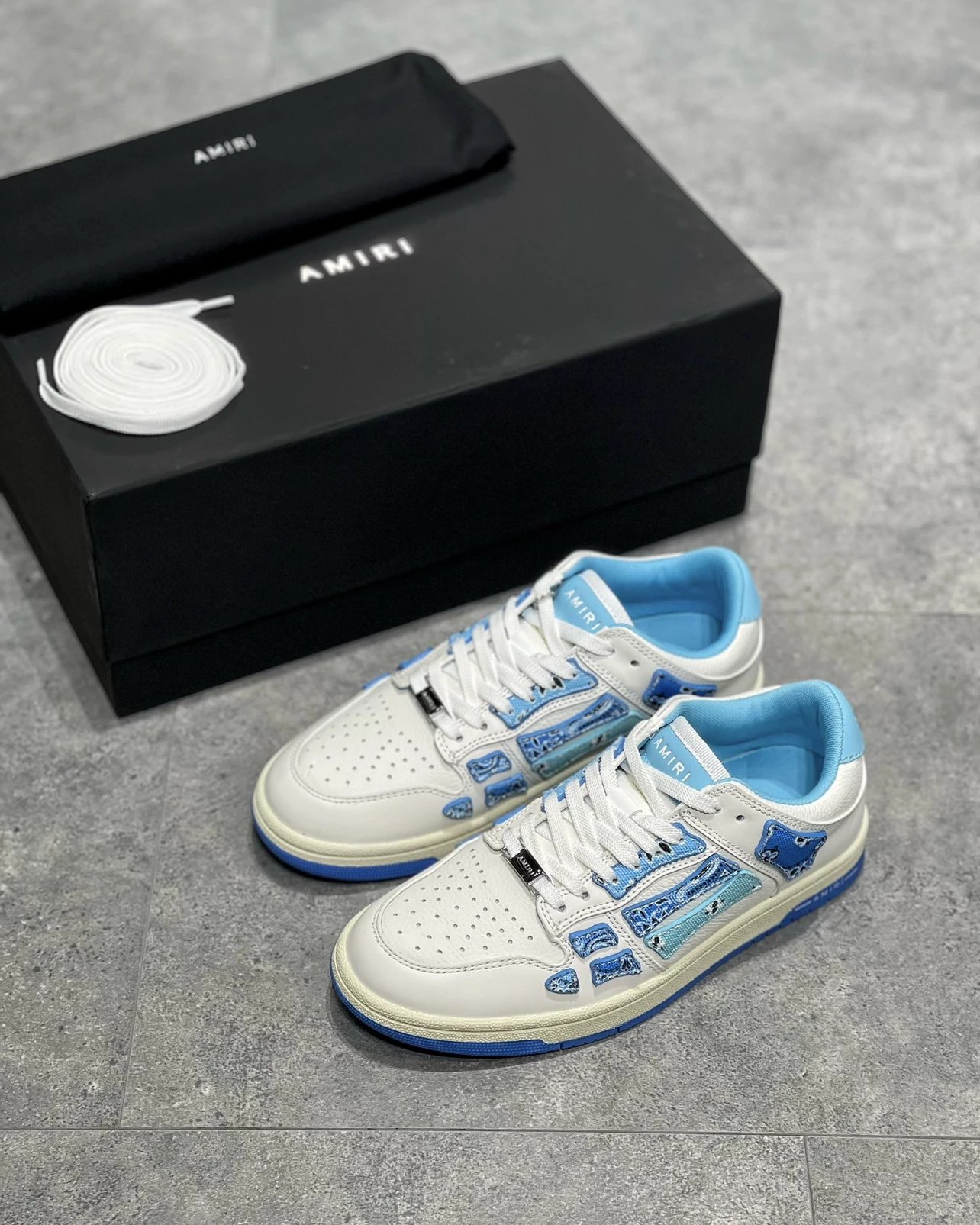 A SNEAKERS  14