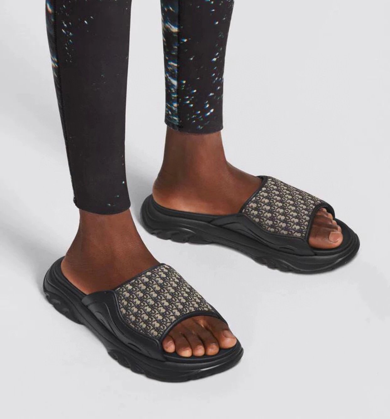 DHTown Oblique Slippers  1