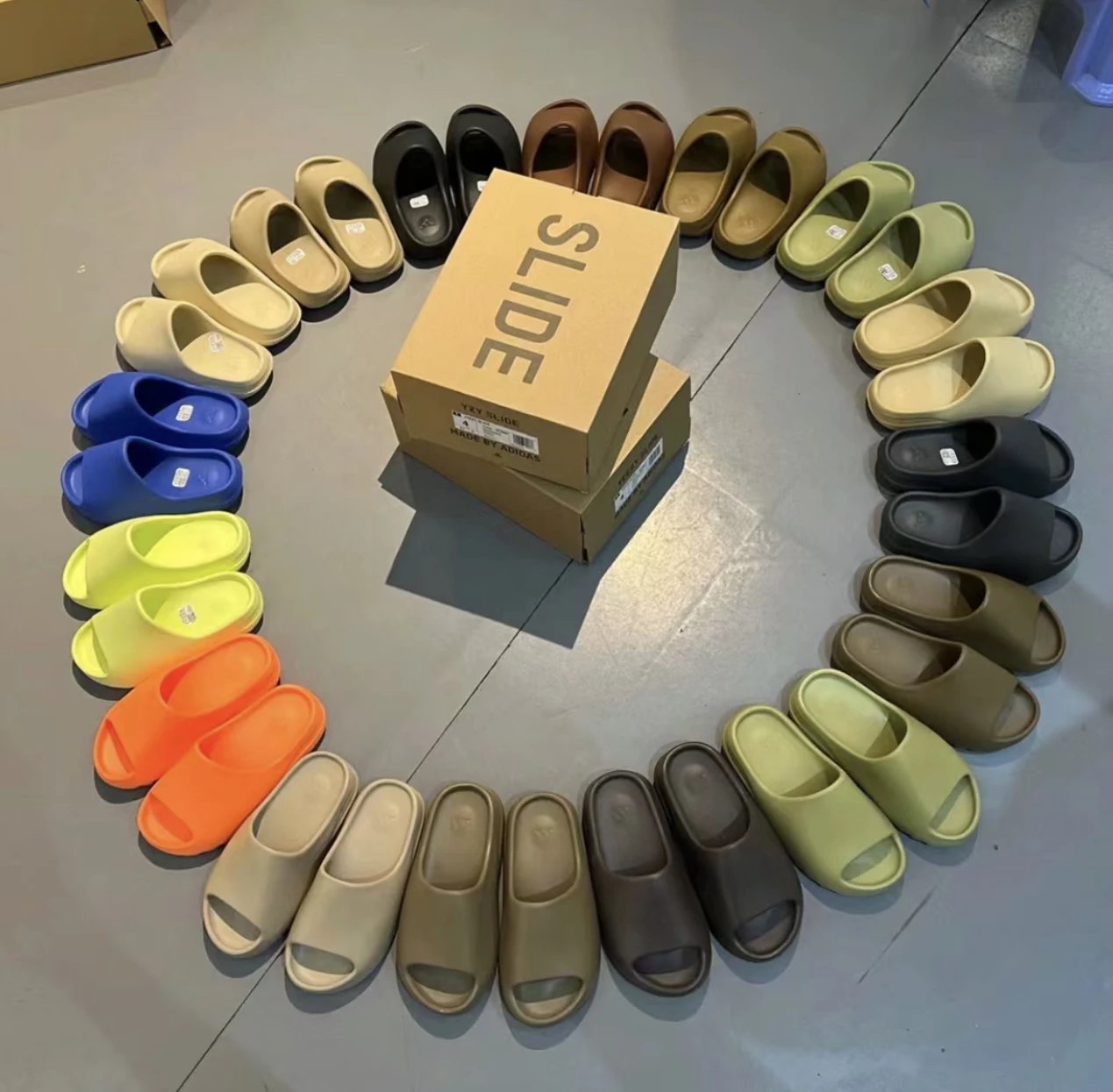 Brand New, Not B-Grade Stock!! Collection Link [Matte Slides, All Colors Available, Soft Packaging!!! Friend's Factory, Long-Term Stable Stock] Also Glossy! Original Version S醇, Boxed, 40-60 Version. Yeezy Slides, Eco-Friendly Plastic, Basically Odorless. Slides, Water Shoes, House Slippers