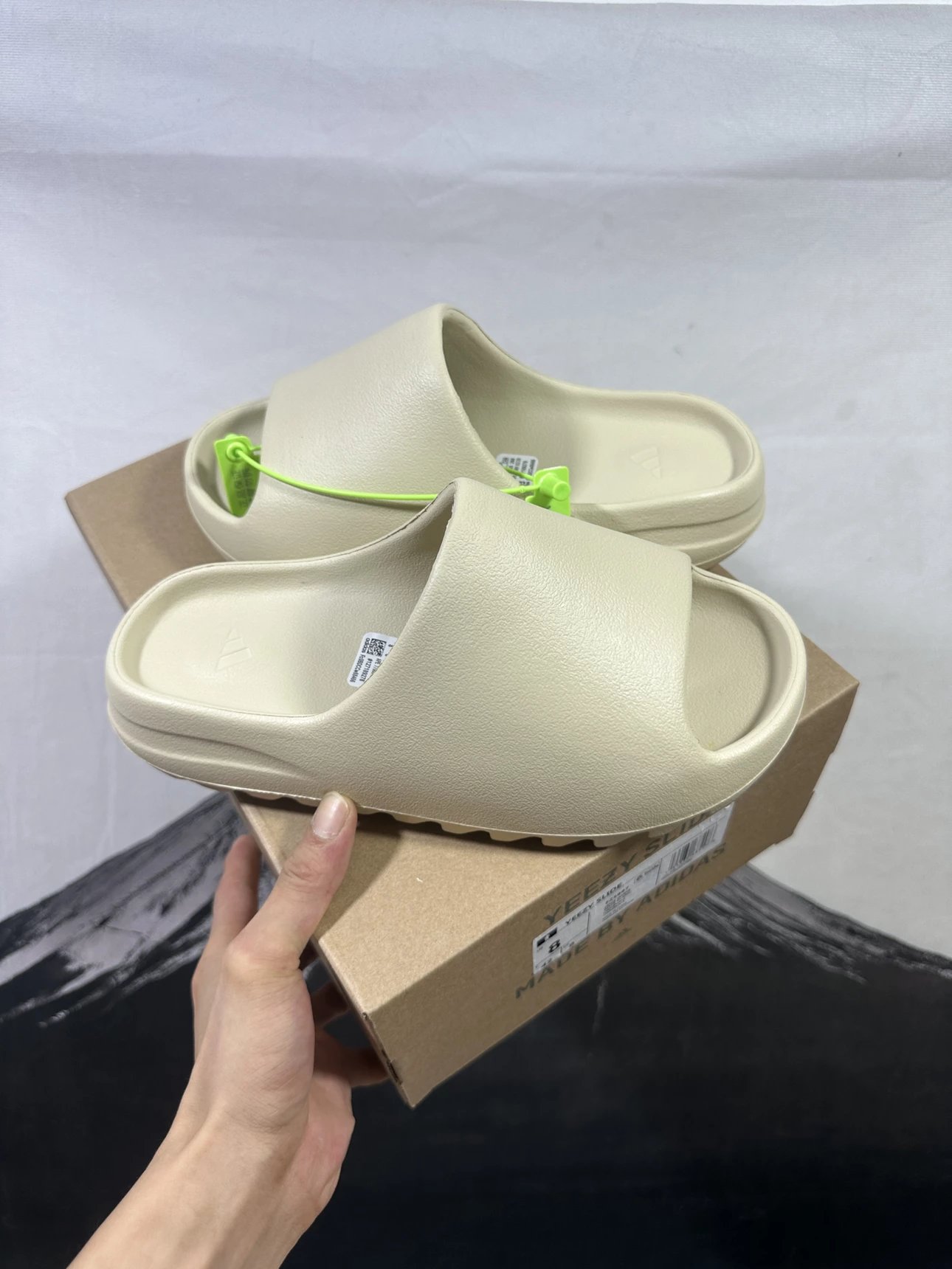 The so-called proxy version of Green Button Chunyuan can be understood by looking at the steel seal on the inner lining. The probability of odorless and large original box is too high. Exclusive foaming is not easy to wrinkle, with a maximum of 48.5. Original oil paper private mold original shoe original development. Coconut slippers, coconut slippers, Kanye one line dragging beach anti-skid slippers, matte rice white slippers FZ5897