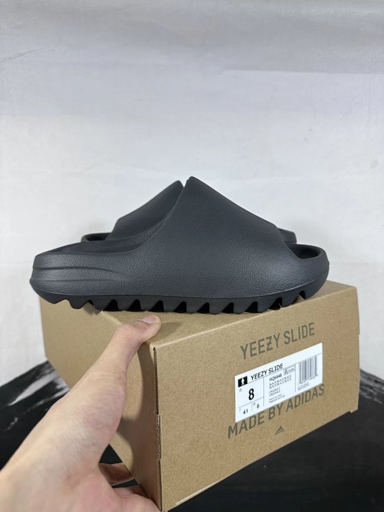 The absolute advantage of spot price is the large hard box with elastic elasticity, which distinguishes the market currency. The maximum size is 48 size T-version pure coconut slippers YEEZY SLIDE coconut slippers Kan Ye one line dragging beach anti-skid slippers frosted HQ6448 black agate