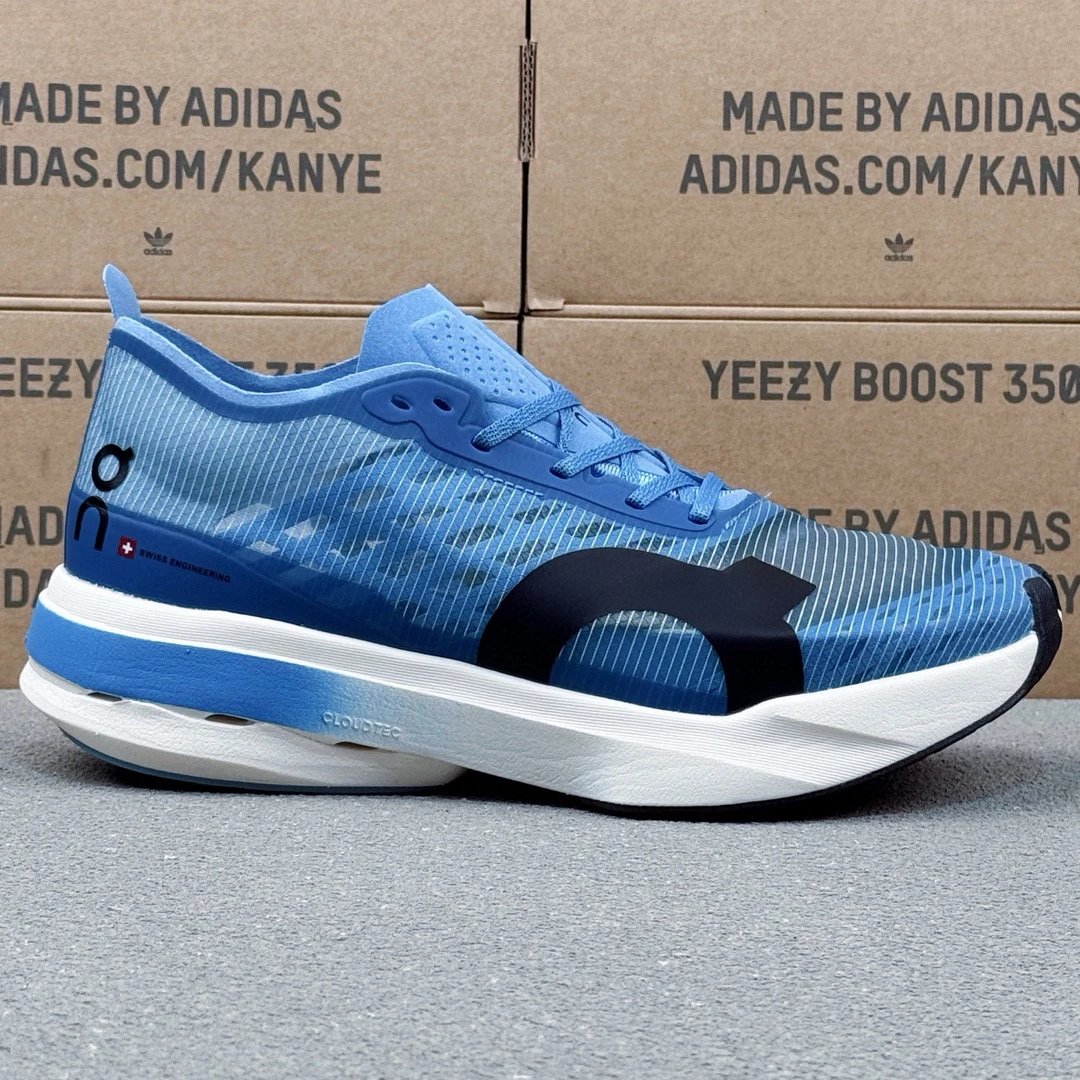 On Sneakers Cloudboom Strike image 3
