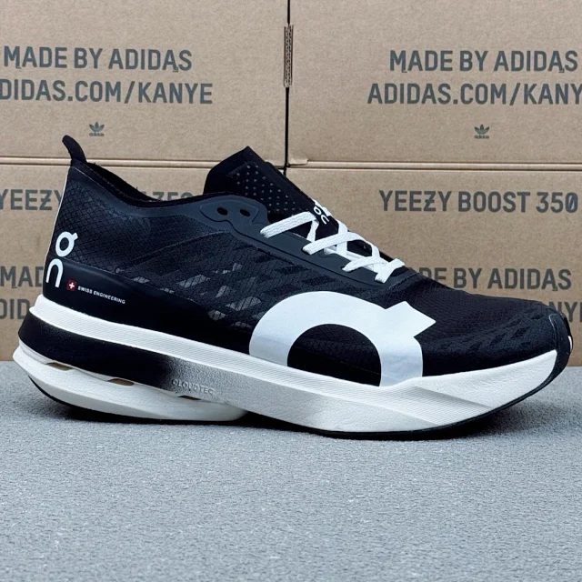 On Sneakers Cloudboom Strike product detail image 1