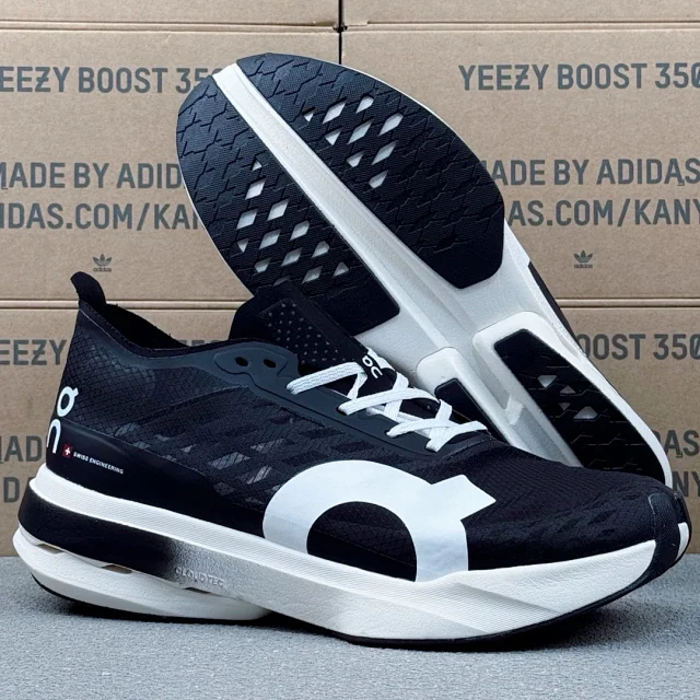 On Sneakers Cloudboom Strike product detail image 3
