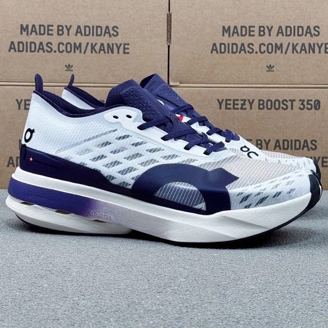 On Sneakers Cloudboom Strike product detail image 37
