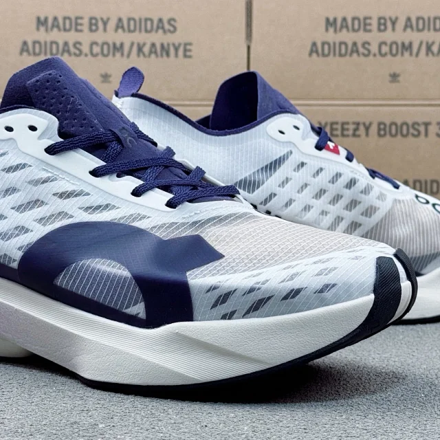 On Sneakers Cloudboom Strike product detail image 38