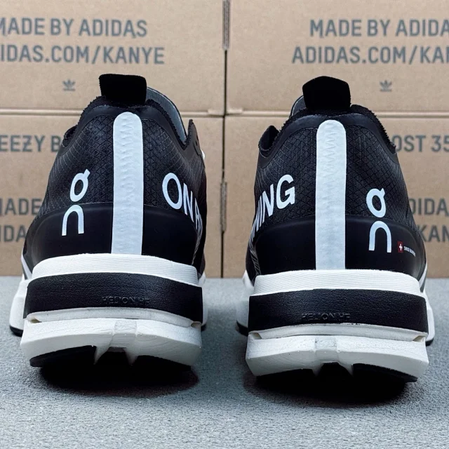On Sneakers Cloudboom Strike product detail image 4