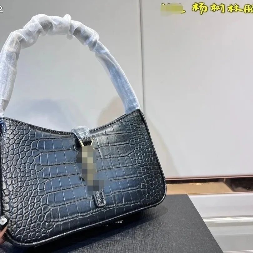 Saint Laurent Le 5 À 7 Handbag 4