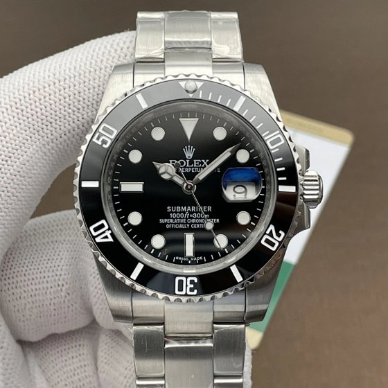 The SK factory submarine series watch is equipped with an imported 8215 mechanical movement, which is deeply waterproof and originally molded