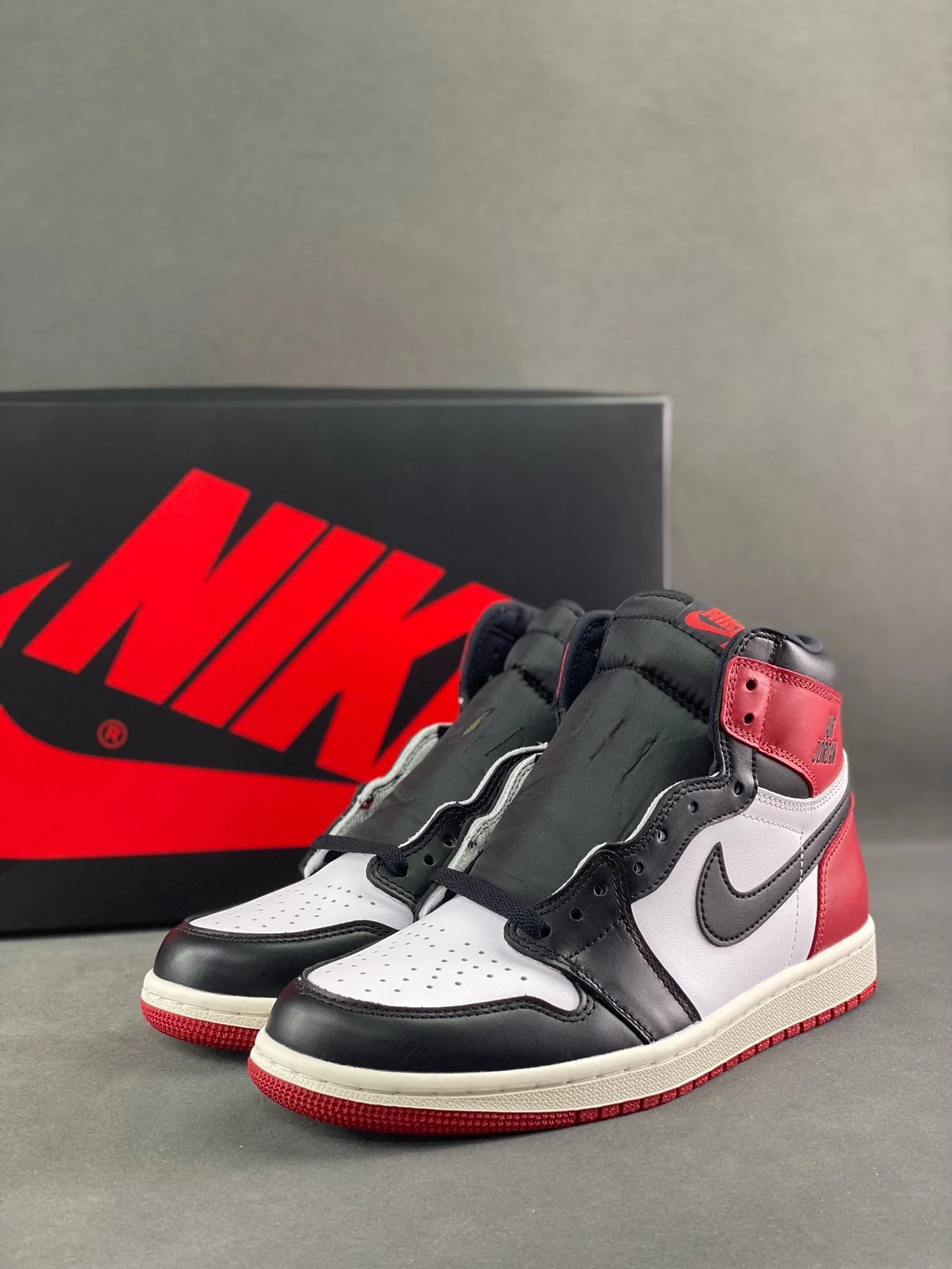AJ1新黑脚趾 Air Jordan 1 High OG "Black ToeReimagined&rdquo; 乔1圆头舒适 減震防滑 高帮 复古篮球鞋 DZ5485-106尺码：36-47.5 - 131991
