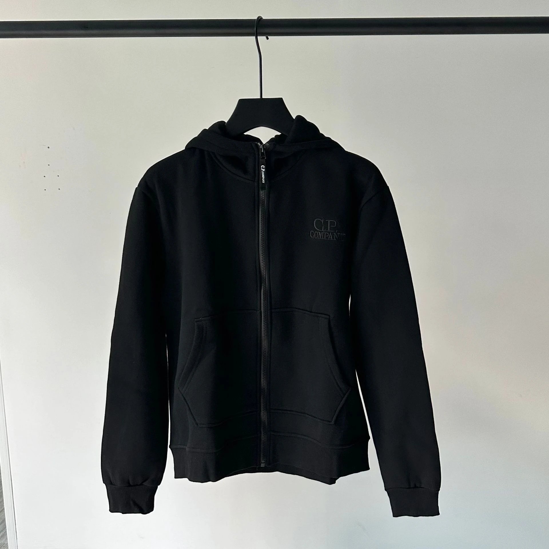 黑色连帽拉链