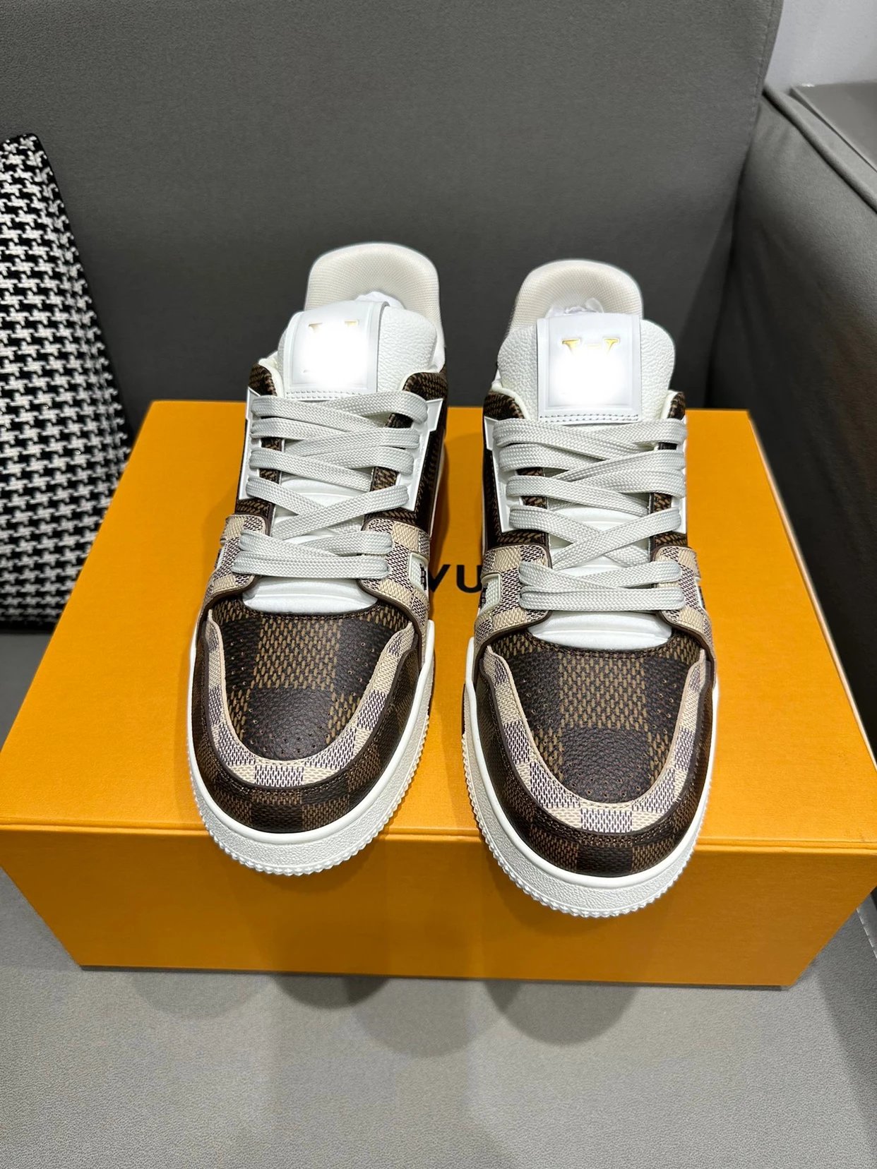 L1 Checkered Pattern Shoes photo 3