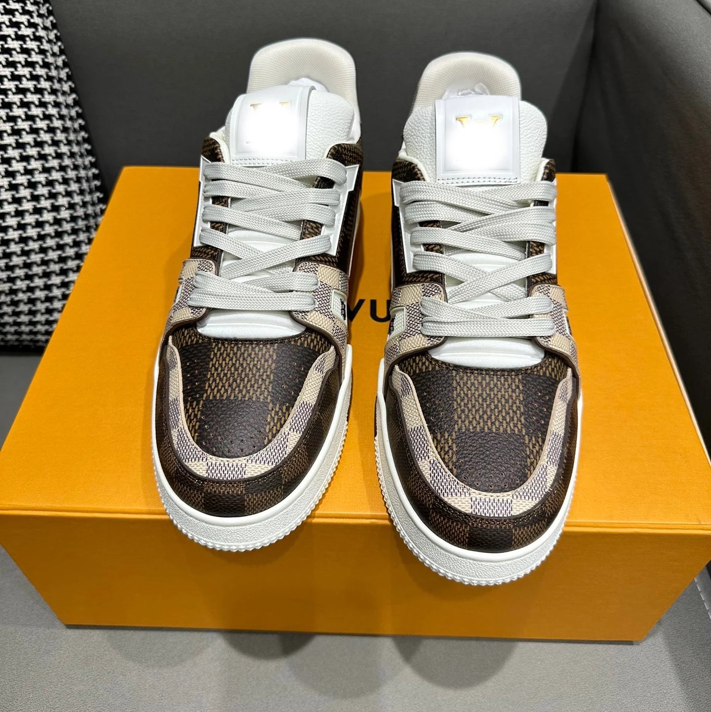 L1 Checkered Pattern Shoes photo 2