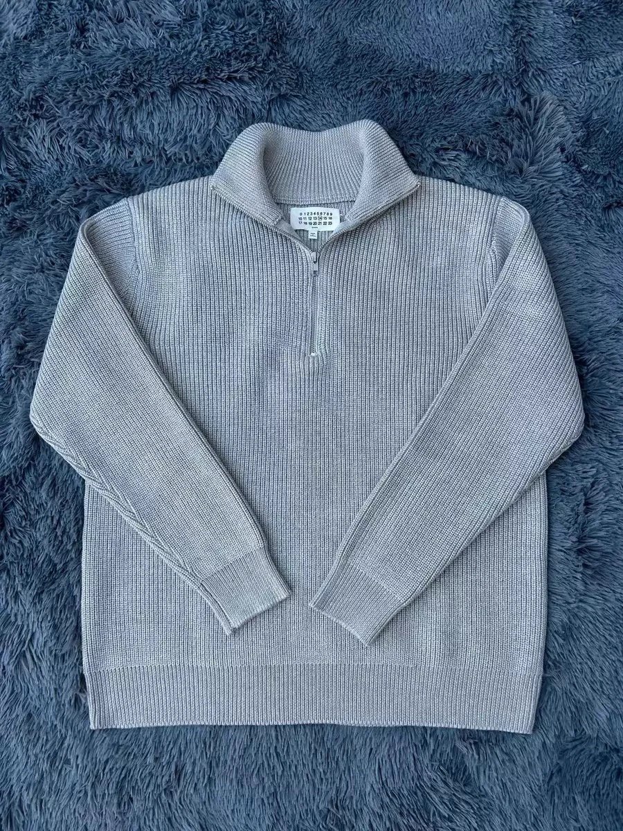 Half high neck zipper sweater
