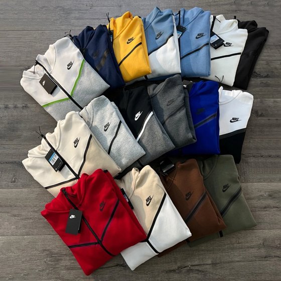 High quality sports kit (contact WhatsApp:+85264813501, if you want a gift or need size recommendation.)