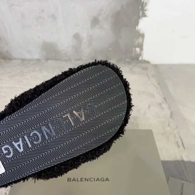 Balenciaga Slippers Embroidered Logo Teddy product detail image 10