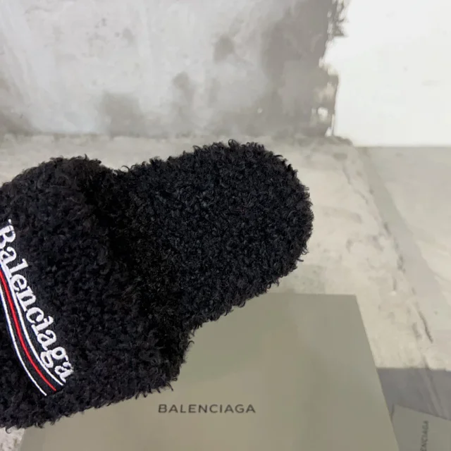 Balenciaga Slippers Embroidered Logo Teddy product detail image 9