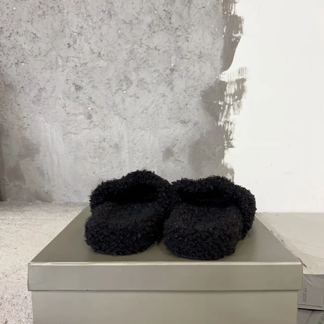 Balenciaga Slippers Embroidered Logo Teddy product detail image 7