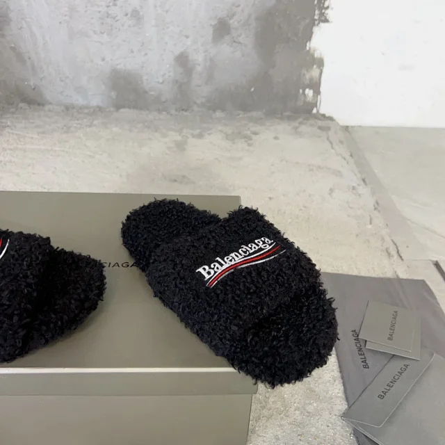 Balenciaga Slippers Embroidered Logo Teddy product detail image 5