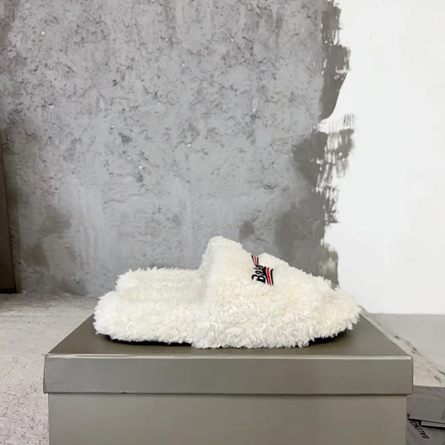 Balenciaga Slippers Embroidered Logo Teddy product detail image 14