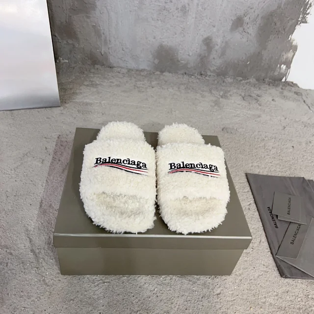 Balenciaga Slippers Embroidered Logo Teddy product detail image 11