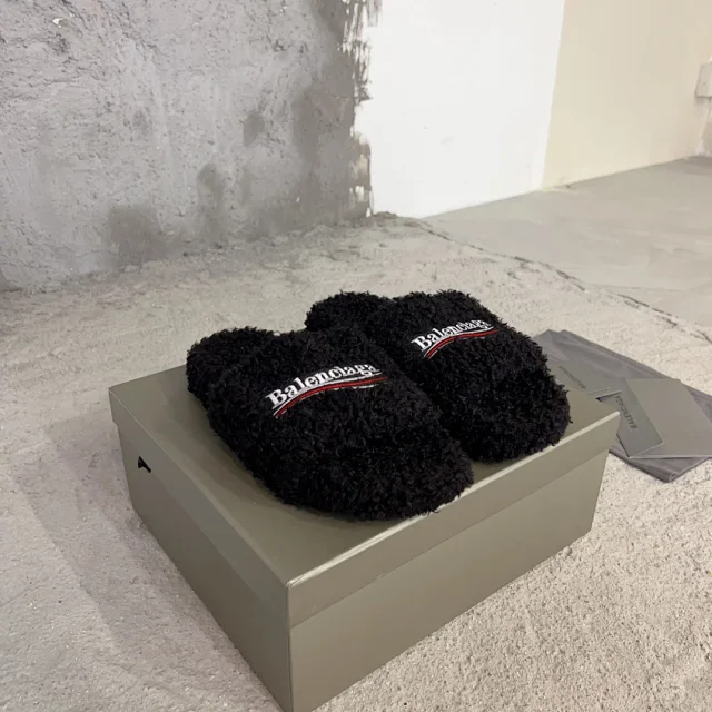 Balenciaga Slippers Embroidered Logo Teddy product detail image 3