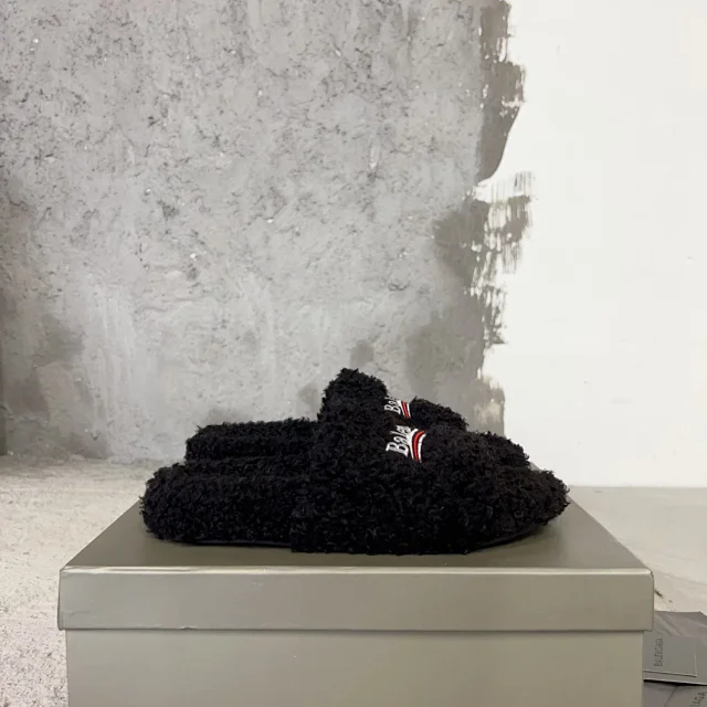 Balenciaga Slippers Embroidered Logo Teddy product detail image 6